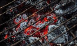 Featured image of post Evaluating and Managing Wood Ash Impact on Flavor and Heat in Long BBQ Sessions