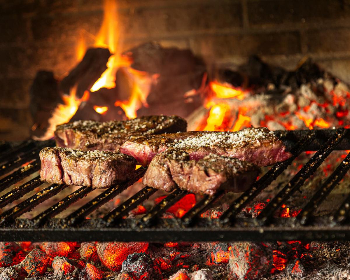 Featured image of post Lamb Leg Reverse Sear: 250°F Red Oak, Coal‑Fire Finish