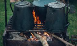 Featured image of post Lump vs Briquettes for Long Cooks: Heat Curve, Ash, and Flavor