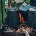 Lump vs Briquettes for Long Cooks: Heat Curve, Ash, and Flavor