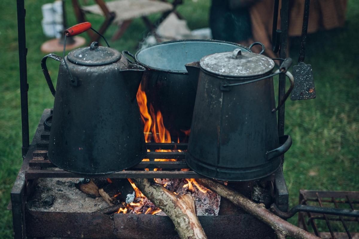 Featured image of post Lump vs Briquettes for Long Cooks: Heat Curve, Ash, and Flavor