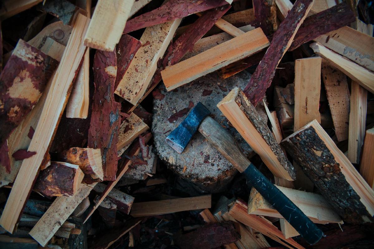 Featured image of post Seasoned Wood, Not Dusty Logs: Moisture Targets and Storage