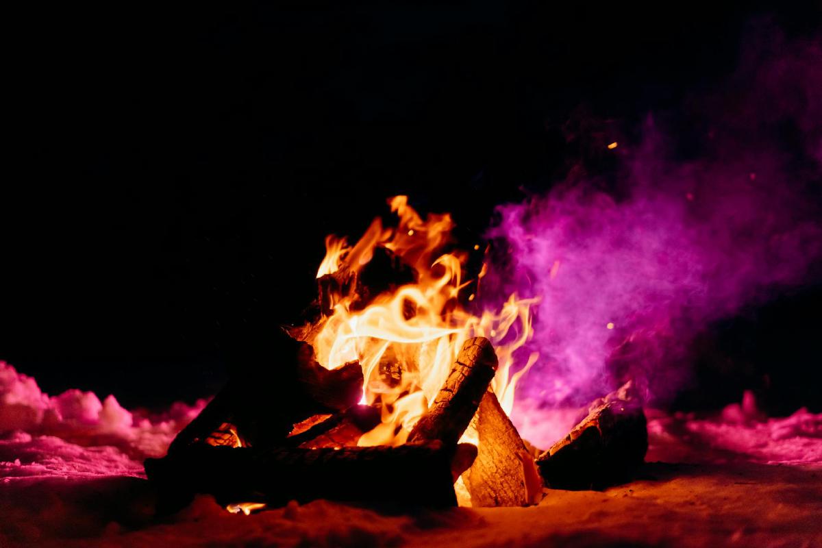 Featured image of post Seasoning Your Wood: Target Moisture and Split Size for Blue Smoke