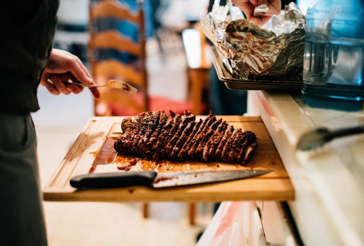 Featured image of post Smoked Beef Heart: Medium‑Rare Slices with Clean Wood
