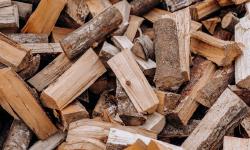 Featured image of post Wood Fuel Preparation: Selecting, Seasoning, and Storing Hardwood for Clean and Controlled Smoke