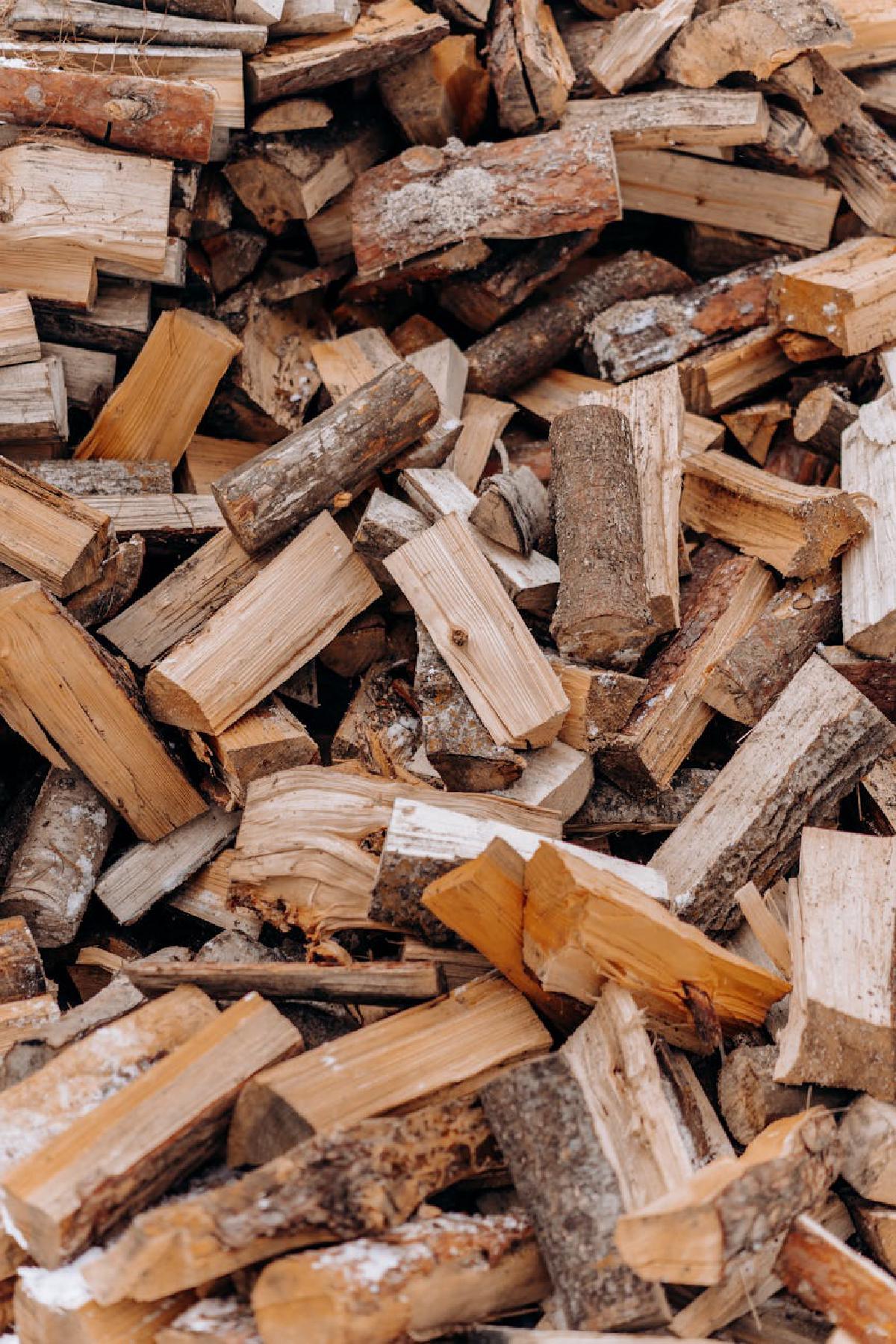 Featured image of post Wood Fuel Preparation: Selecting, Seasoning, and Storing Hardwood for Clean and Controlled Smoke